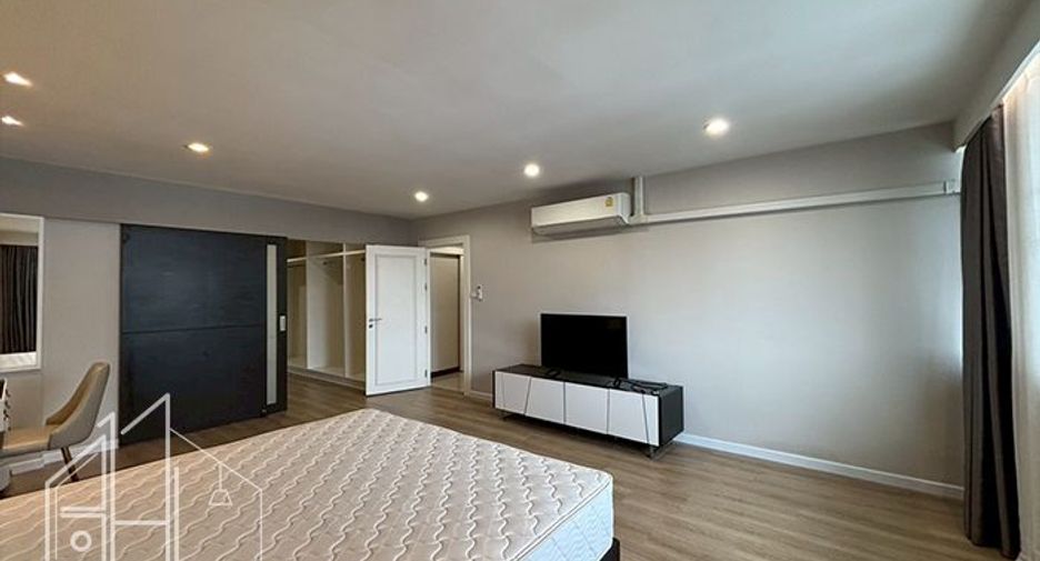 For rent 4 bedrooms condo in Watthana, Bangkok