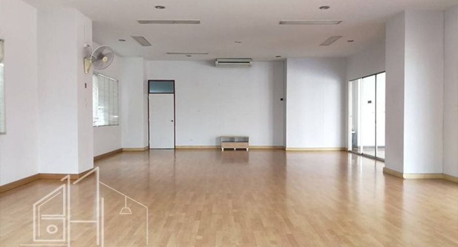 For rent 4 bedrooms condo in Watthana, Bangkok
