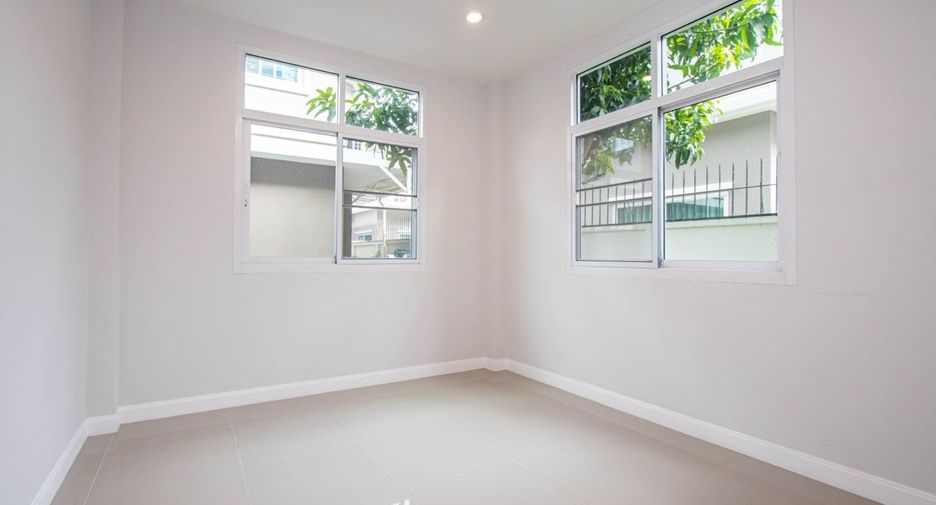 For sale 4 bedrooms house in San Kamphaeng, Chiang Mai