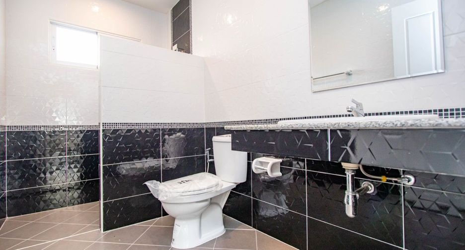 For sale 4 bedrooms house in San Kamphaeng, Chiang Mai
