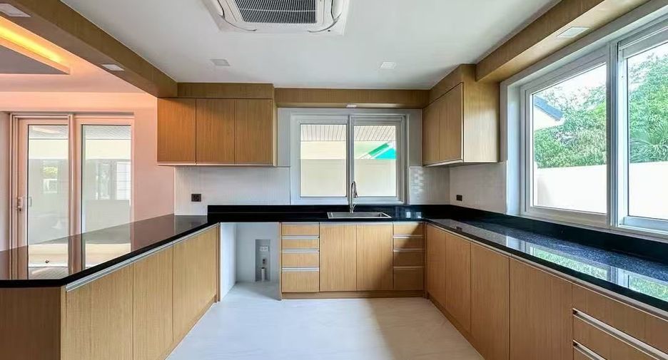For sale 4 bedrooms house in East Pattaya, Pattaya