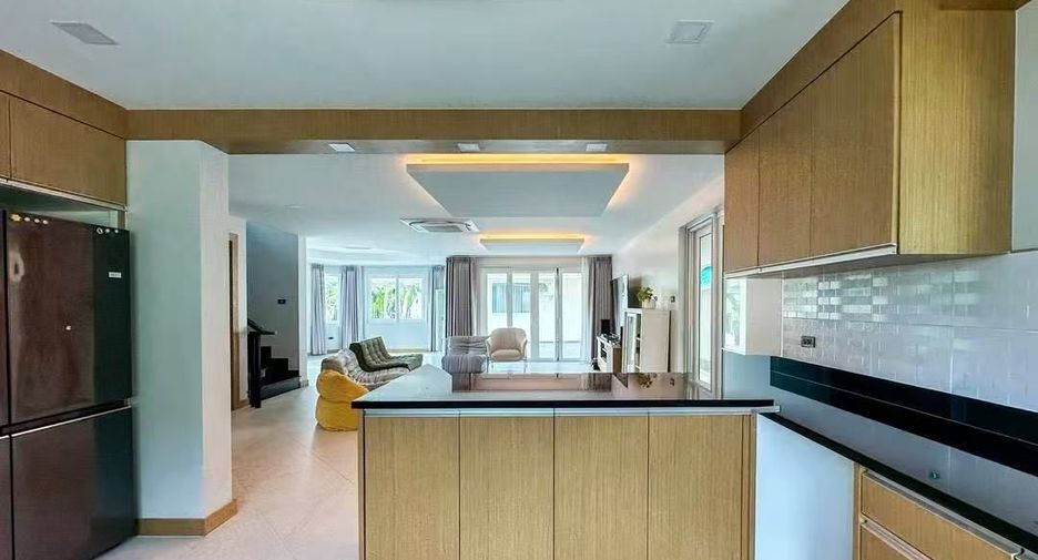 For sale 4 bedrooms house in East Pattaya, Pattaya