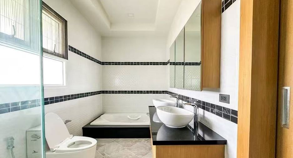 For sale 4 bedrooms house in East Pattaya, Pattaya