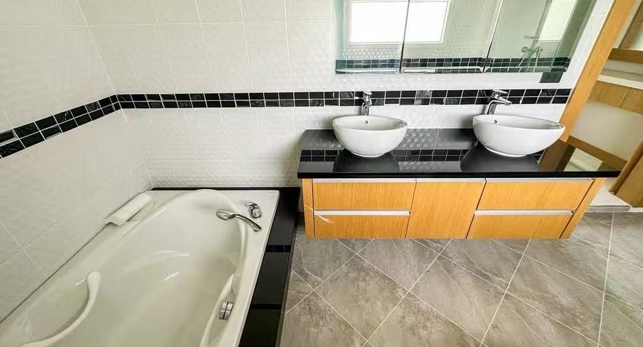For sale 4 bedrooms house in East Pattaya, Pattaya