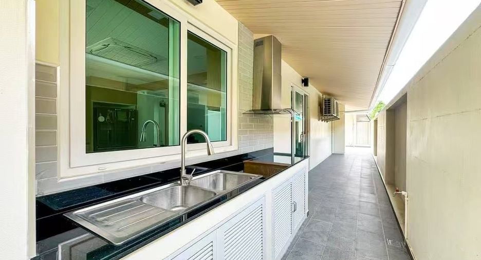For sale 4 bedrooms house in East Pattaya, Pattaya