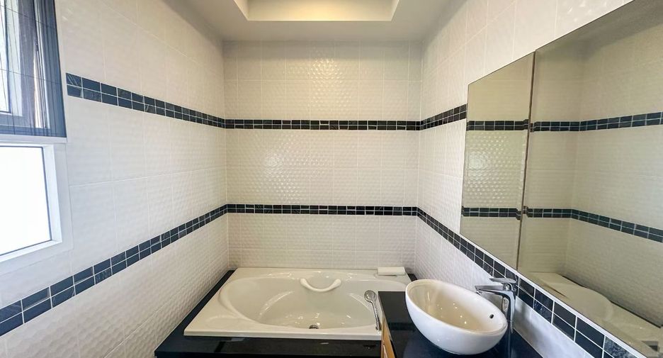 For sale 4 bedrooms house in East Pattaya, Pattaya