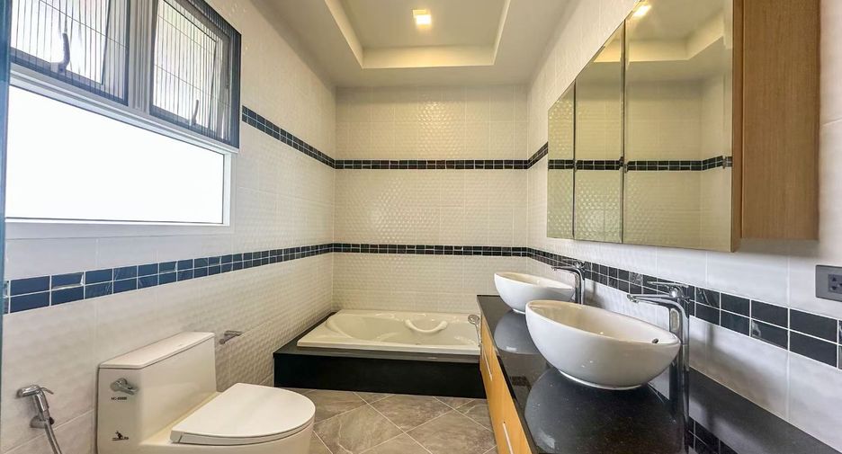 For sale 4 bedrooms house in East Pattaya, Pattaya