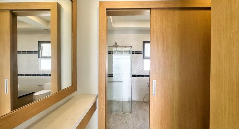 For sale 4 bedrooms house in East Pattaya, Pattaya