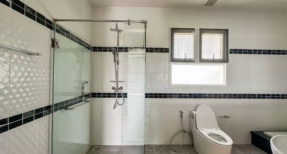 For sale 4 bedrooms house in East Pattaya, Pattaya