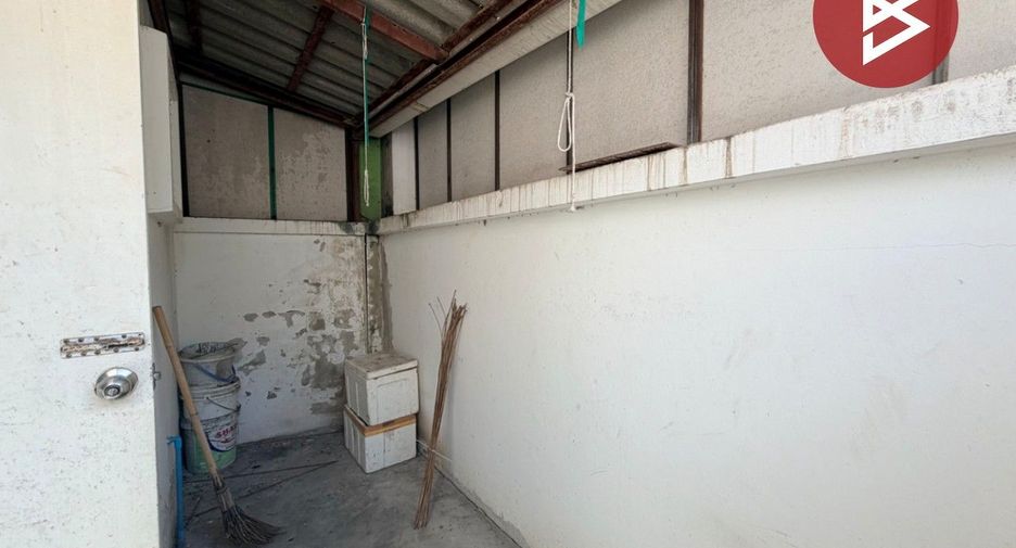 À vendre 2 chambres maison de ville à Bang Sao Thong, Samut Prakan
