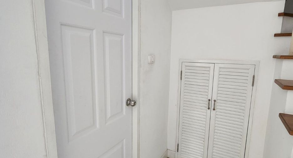 À vendre 3 chambres maison de ville à Si Racha, Chonburi