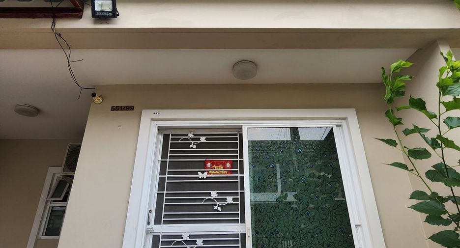 À vendre 3 chambres maison de ville à Si Racha, Chonburi