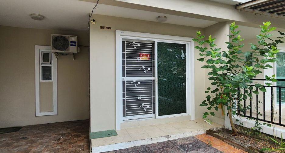 À vendre 3 chambres maison de ville à Si Racha, Chonburi
