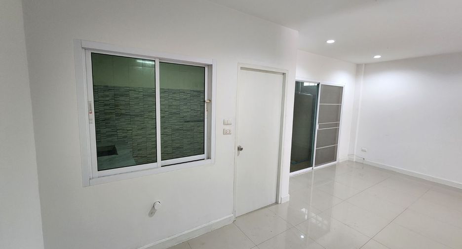 À vendre 3 chambres maison de ville à Si Racha, Chonburi