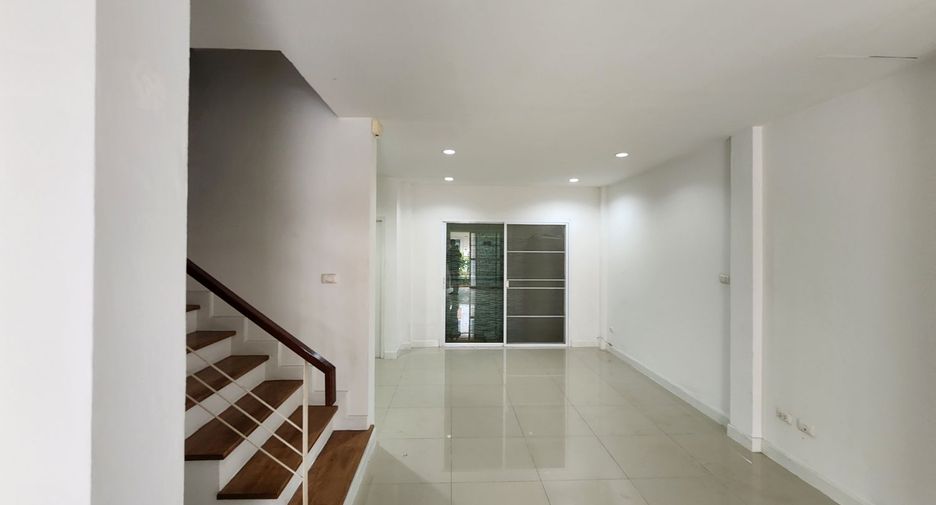 À vendre 3 chambres maison de ville à Si Racha, Chonburi