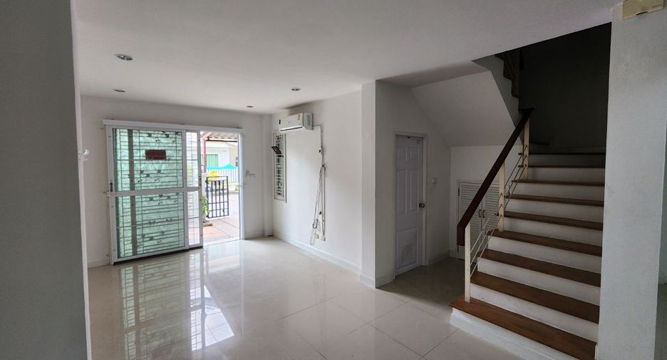 À vendre 3 chambres maison de ville à Si Racha, Chonburi