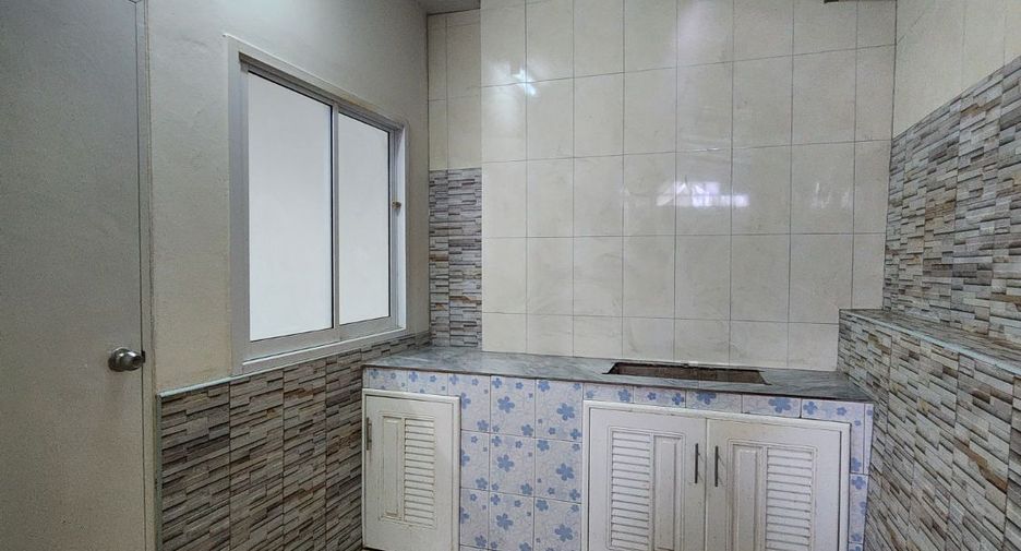 À vendre 3 chambres maison de ville à Si Racha, Chonburi