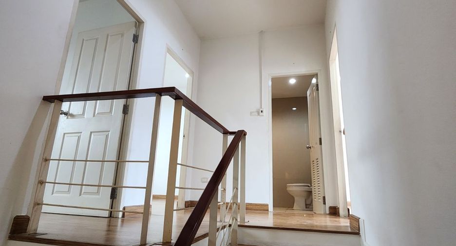 À vendre 3 chambres maison de ville à Si Racha, Chonburi