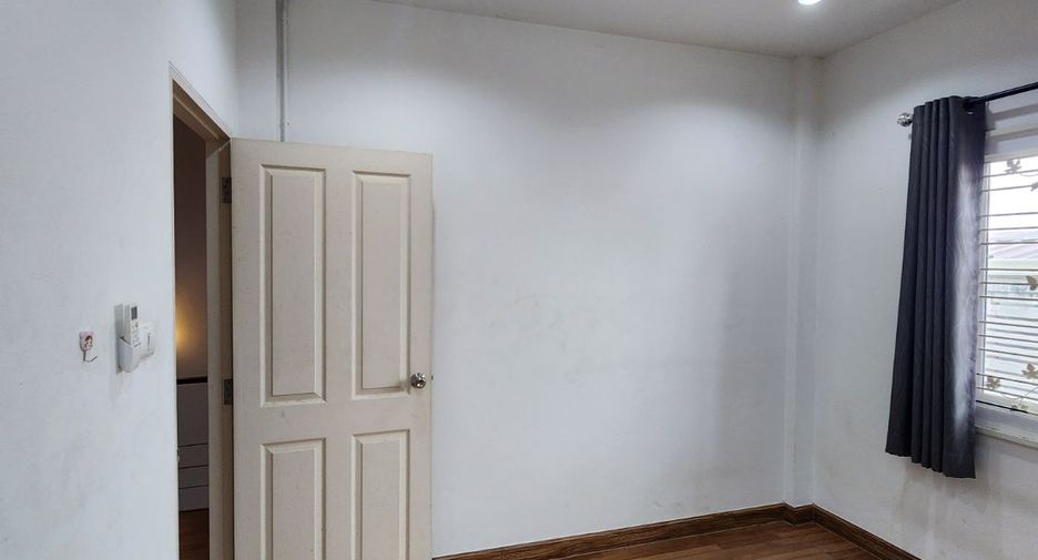 À vendre 3 chambres maison de ville à Si Racha, Chonburi