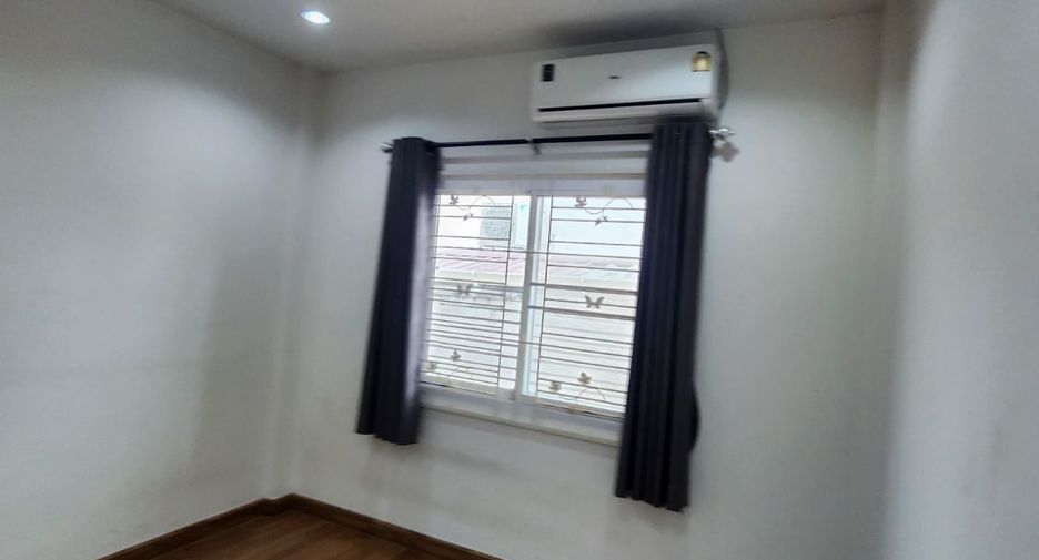 À vendre 3 chambres maison de ville à Si Racha, Chonburi