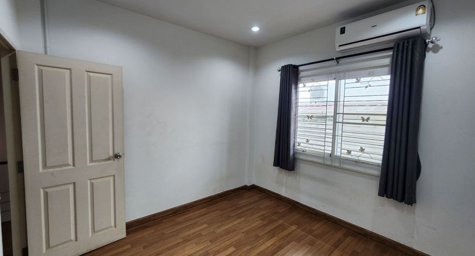 À vendre 3 chambres maison de ville à Si Racha, Chonburi