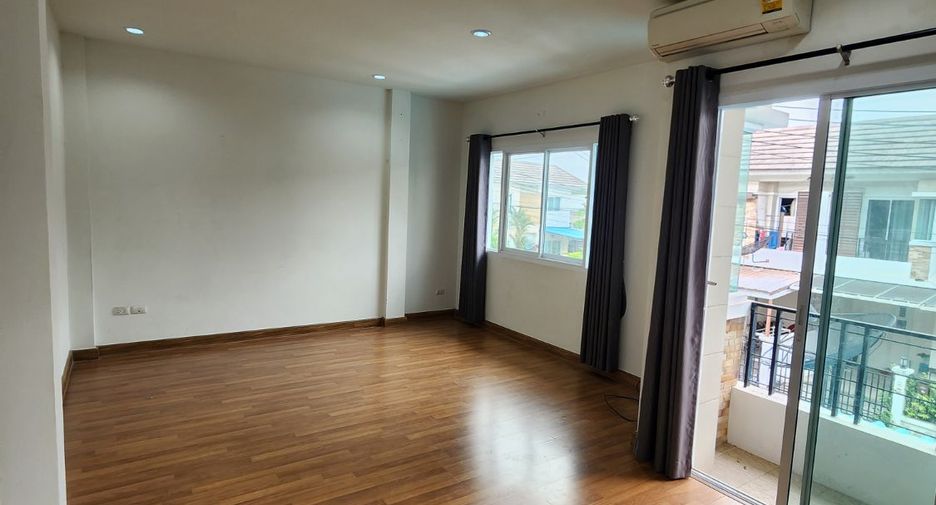 À vendre 3 chambres maison de ville à Si Racha, Chonburi
