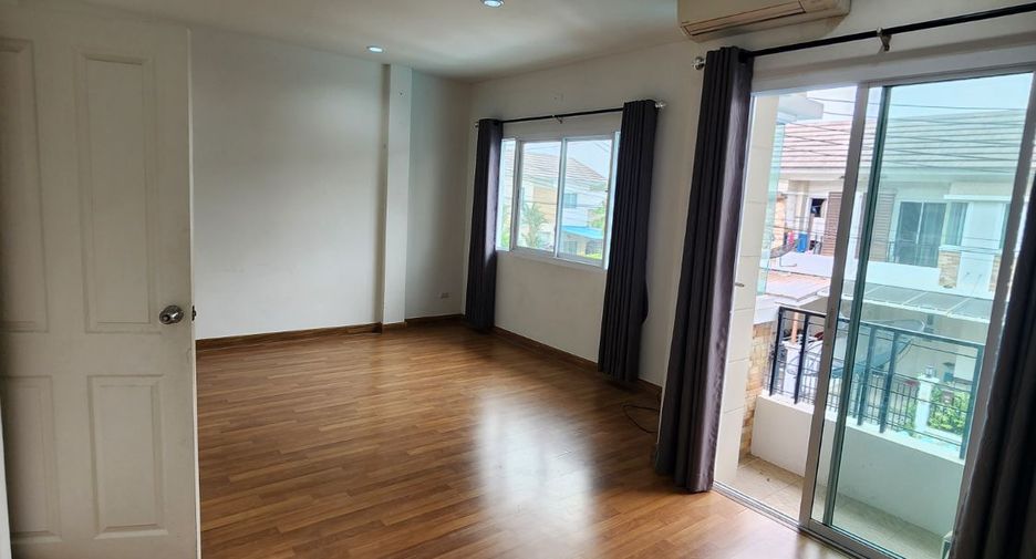 À vendre 3 chambres maison de ville à Si Racha, Chonburi