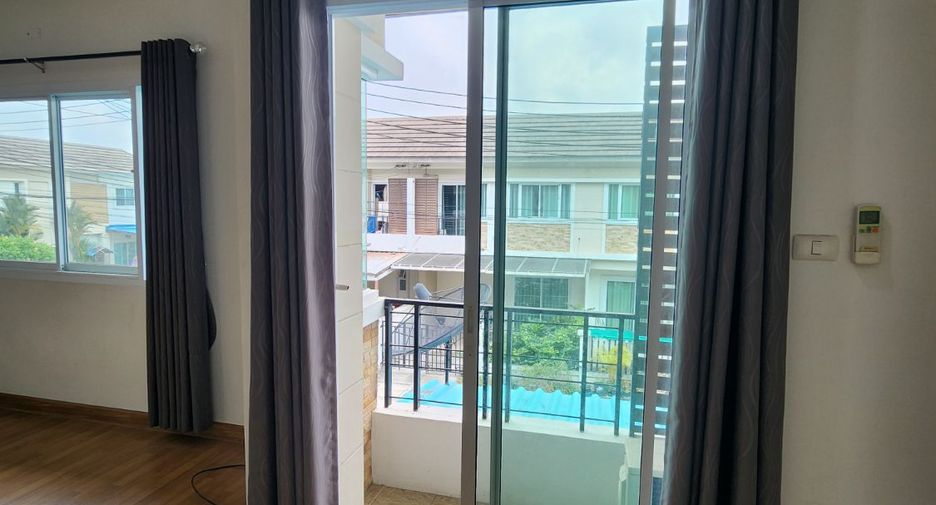 À vendre 3 chambres maison de ville à Si Racha, Chonburi