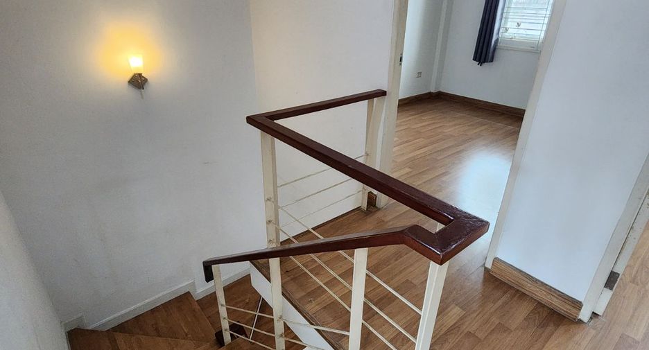 À vendre 3 chambres maison de ville à Si Racha, Chonburi