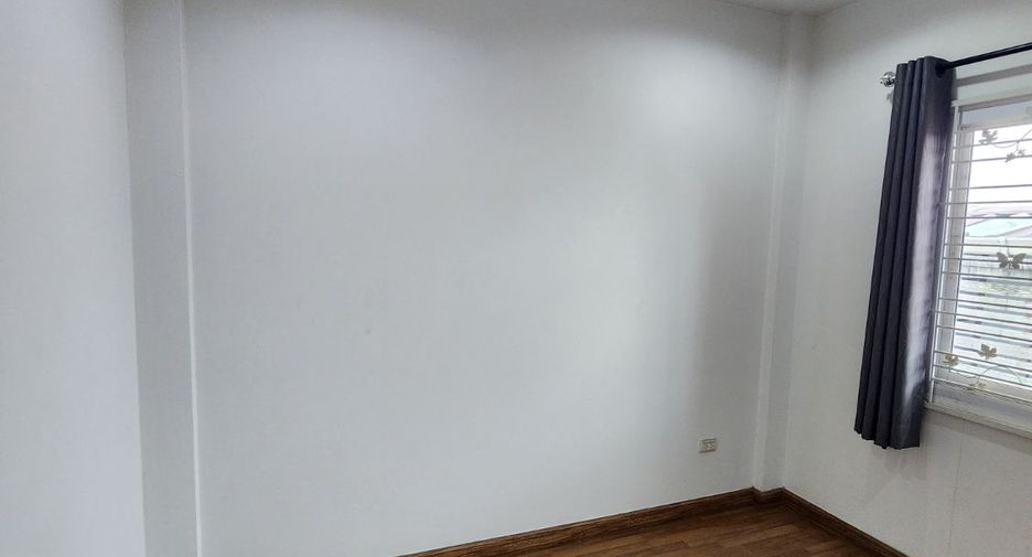 À vendre 3 chambres maison de ville à Si Racha, Chonburi