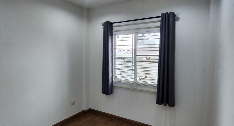 À vendre 3 chambres maison de ville à Si Racha, Chonburi