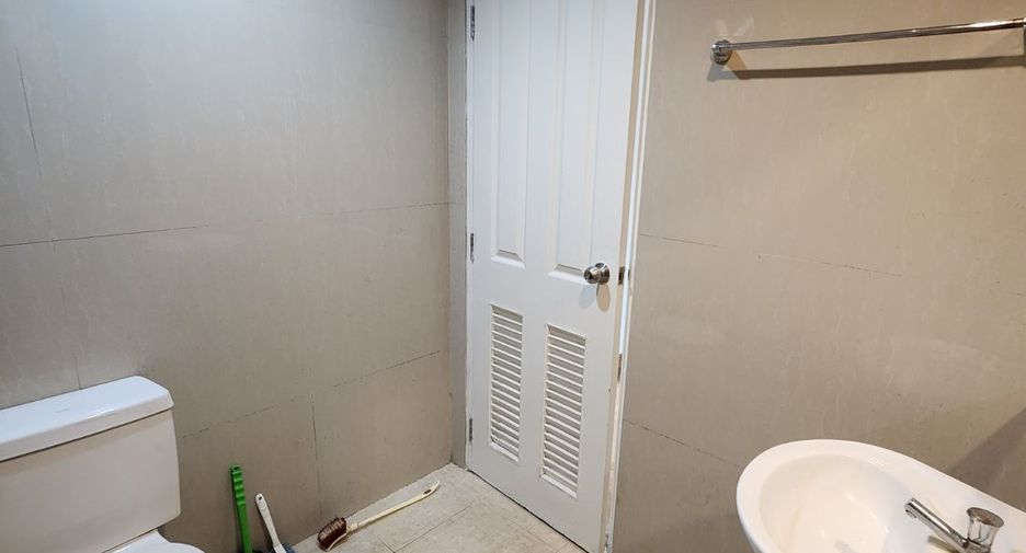 À vendre 3 chambres maison de ville à Si Racha, Chonburi