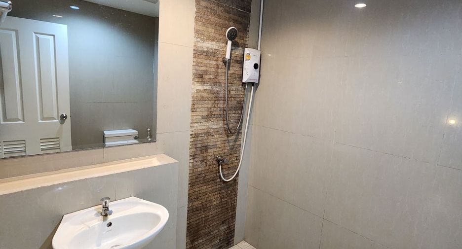 À vendre 3 chambres maison de ville à Si Racha, Chonburi