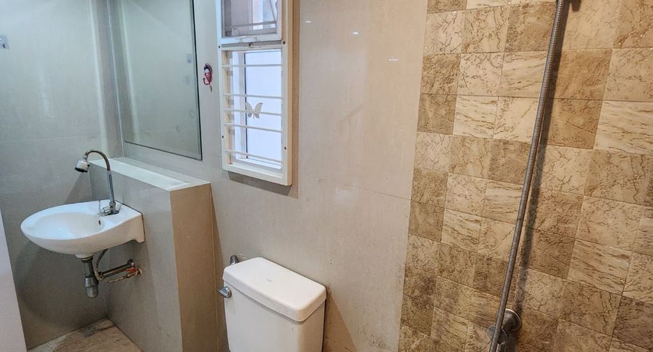 À vendre 3 chambres maison de ville à Si Racha, Chonburi