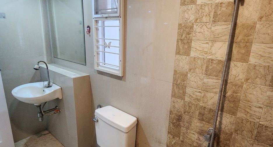 À vendre 3 chambres maison de ville à Si Racha, Chonburi