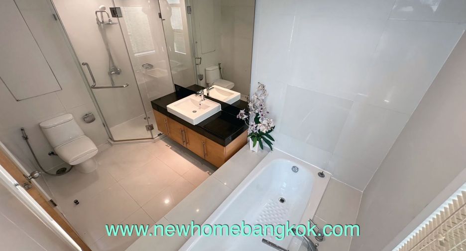 For rent 3 bedrooms condo in Khlong Toei, Bangkok