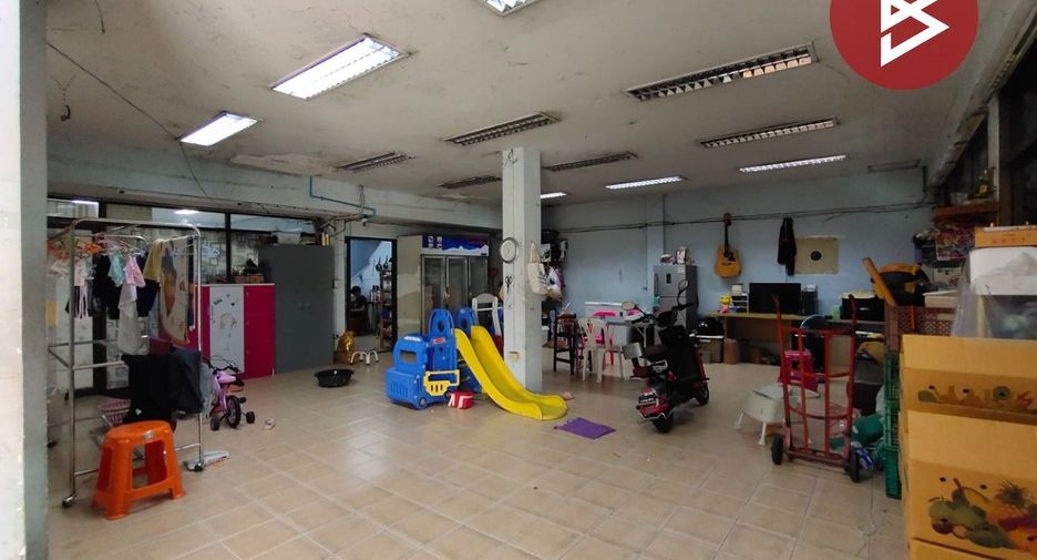 À vendre 9 chambres maison de ville à Thanyaburi, Pathum Thani