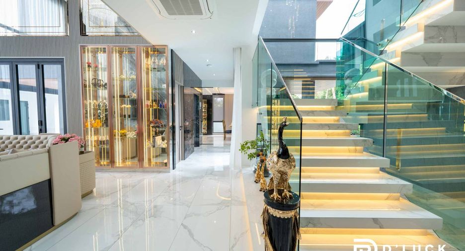 For sale 5 bedrooms villa in East Pattaya, Pattaya