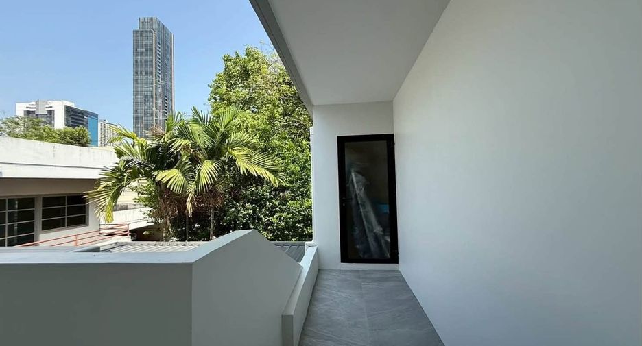 Gewerbefläche zur Miete mit 3 Zimmer in Watthana, Bangkok