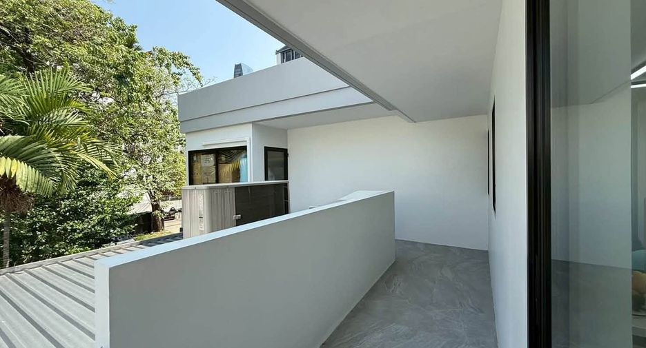 Gewerbefläche zur Miete mit 3 Zimmer in Watthana, Bangkok