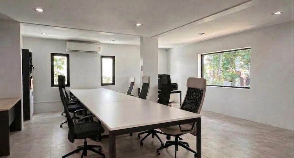 Gewerbefläche zur Miete mit 3 Zimmer in Watthana, Bangkok