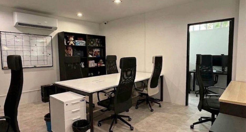 Gewerbefläche zur Miete mit 3 Zimmer in Watthana, Bangkok