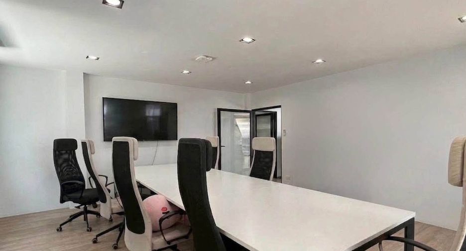 Gewerbefläche zur Miete mit 3 Zimmer in Watthana, Bangkok
