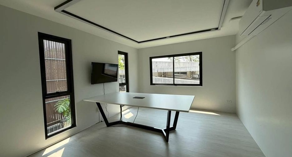 Gewerbefläche zur Miete mit 3 Zimmer in Watthana, Bangkok