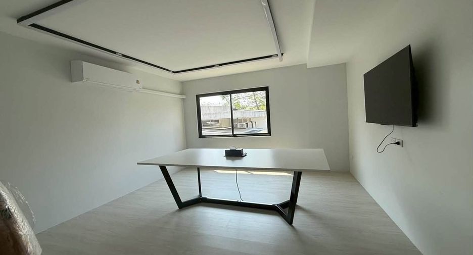 Gewerbefläche zur Miete mit 3 Zimmer in Watthana, Bangkok