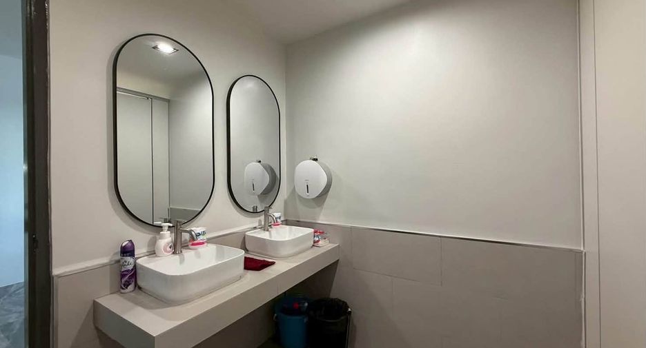 Gewerbefläche zur Miete mit 3 Zimmer in Watthana, Bangkok