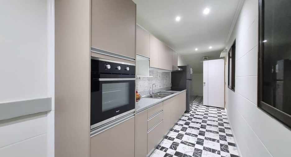 For sale 4 bedrooms villa in East Pattaya, Pattaya