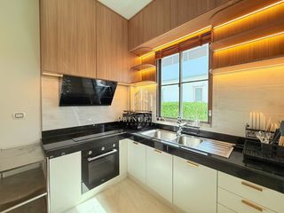 Casa en alquiler y en venta de 4 habitaciones en Lat Krabang, Bangkok