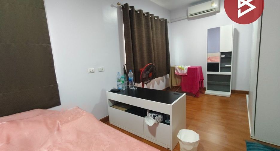 For sale 4 bedrooms townhouse in Sam Phran, Nakhon Pathom