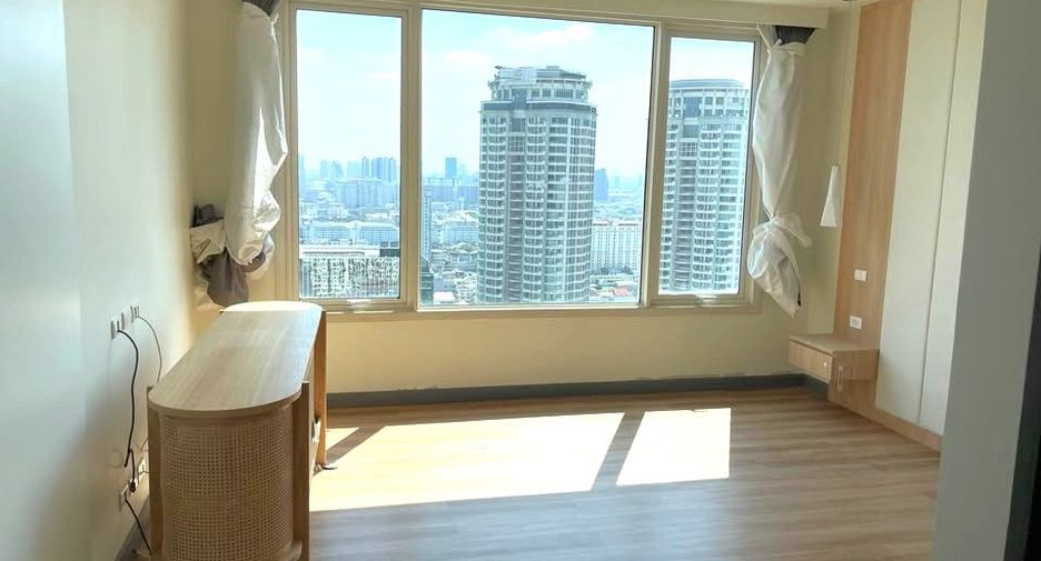 For rent and for sale 3 bedrooms condo in Sathon, Bangkok